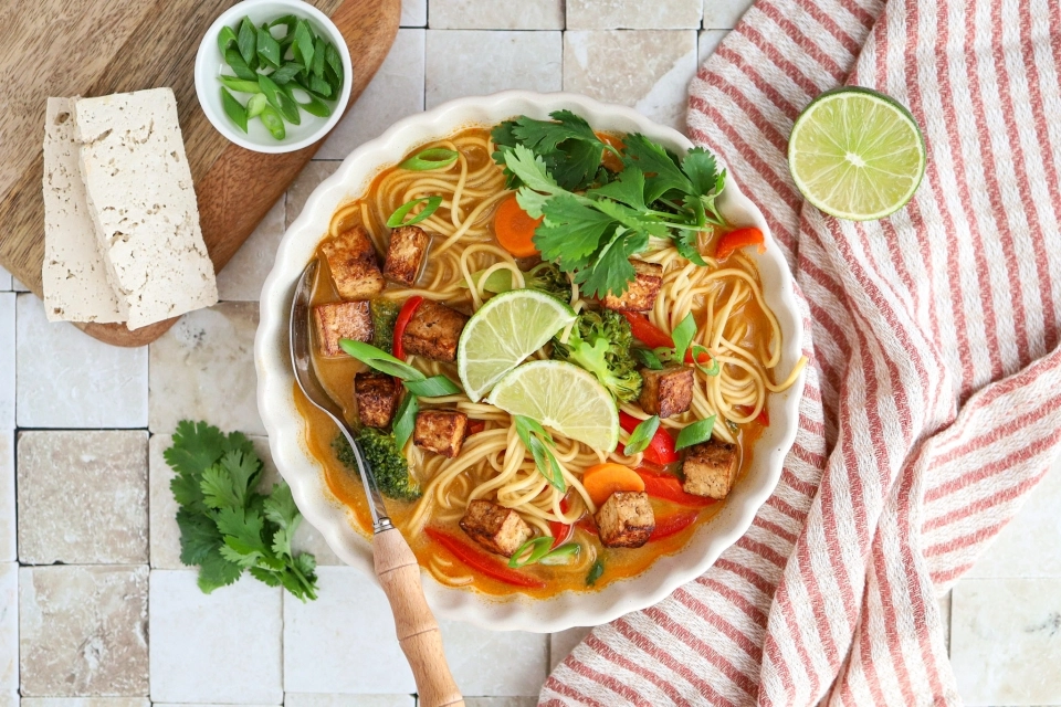 Thaise ramen met tofu & broccoli