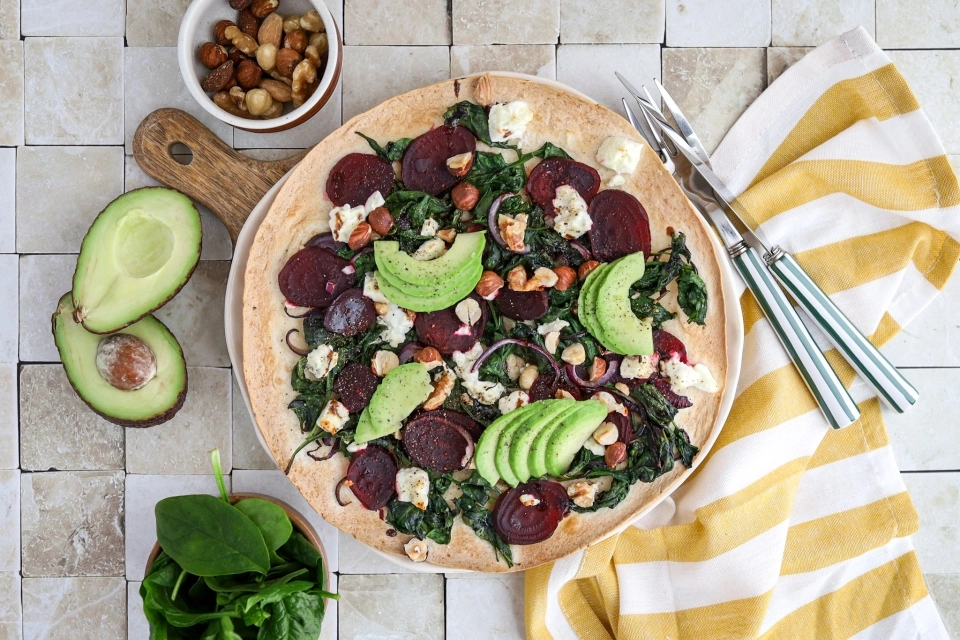 Wrap-pizza met gekarameliseerde biet, feta & avocado