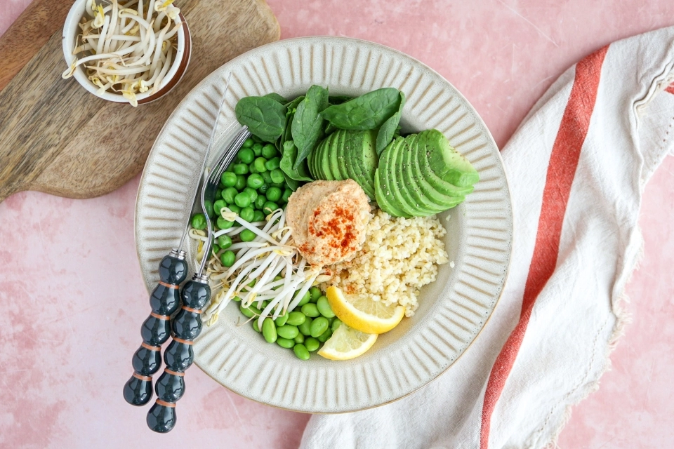 Bulgur met edamame, avocado & hummus