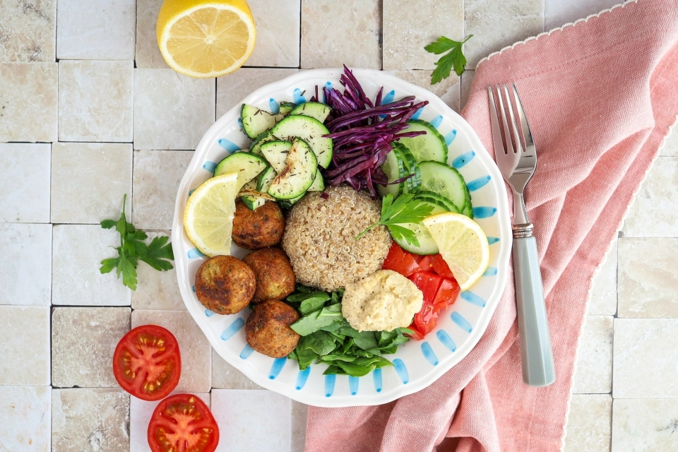 Quinoa met falafel, courgette & hummus