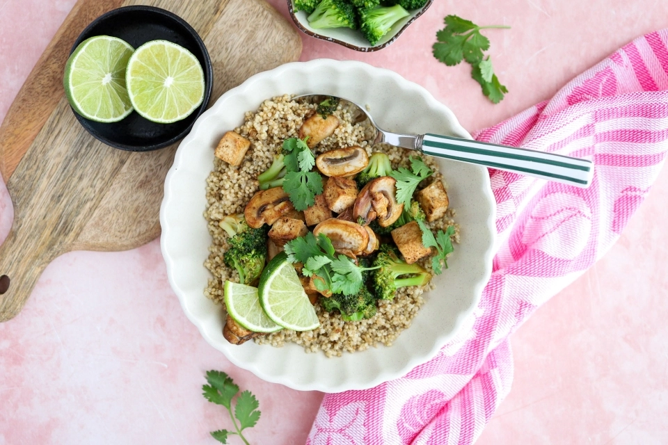 Quinoabowl met tofu, broccoli & champignons