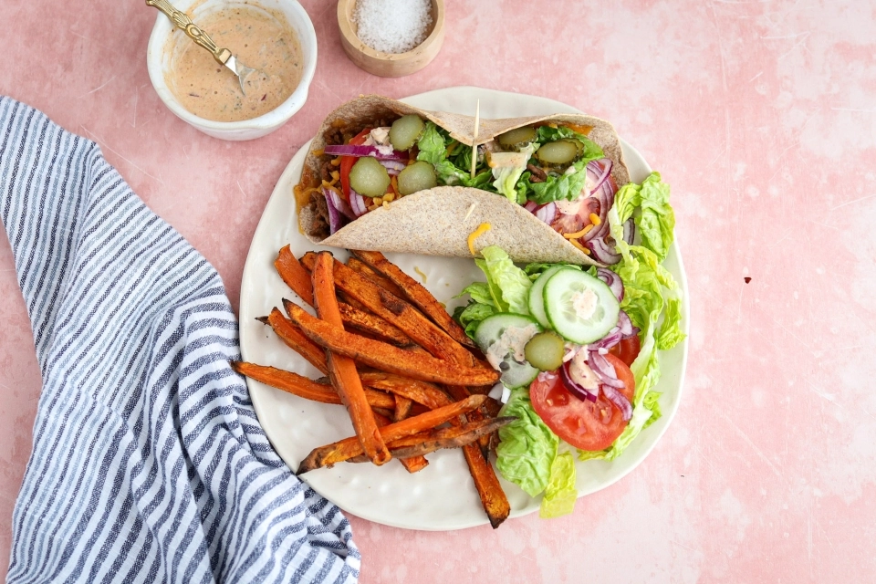 'Big Mac' wrap met zoete aardappel frietjes