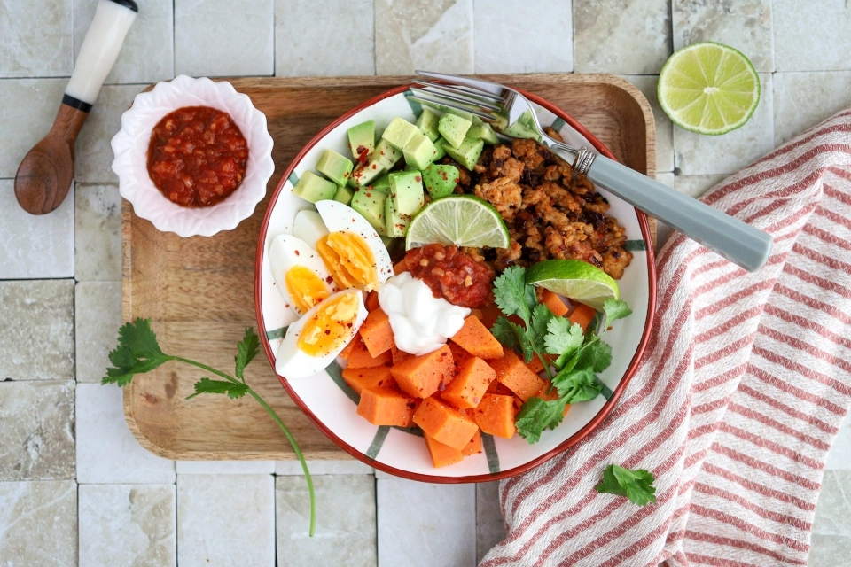 Eiwitrijke zoete aardappel bowl met kruidige kip & avocado