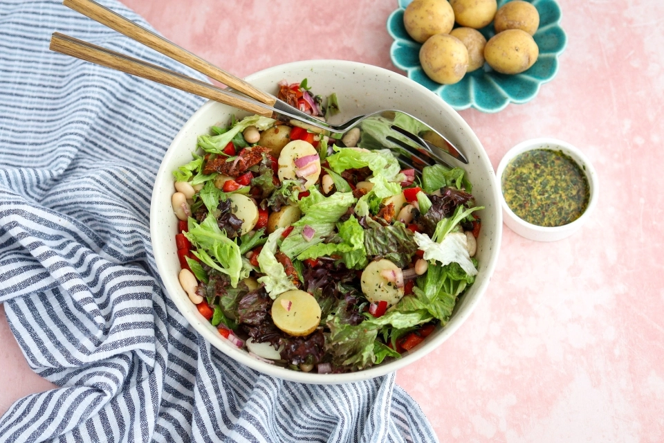 Mediterrane aardappelsalade met bonen & olijven