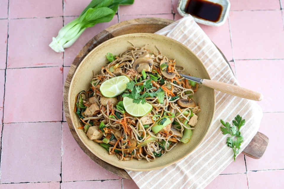 Aziatische noedels met tofu & paksoi 