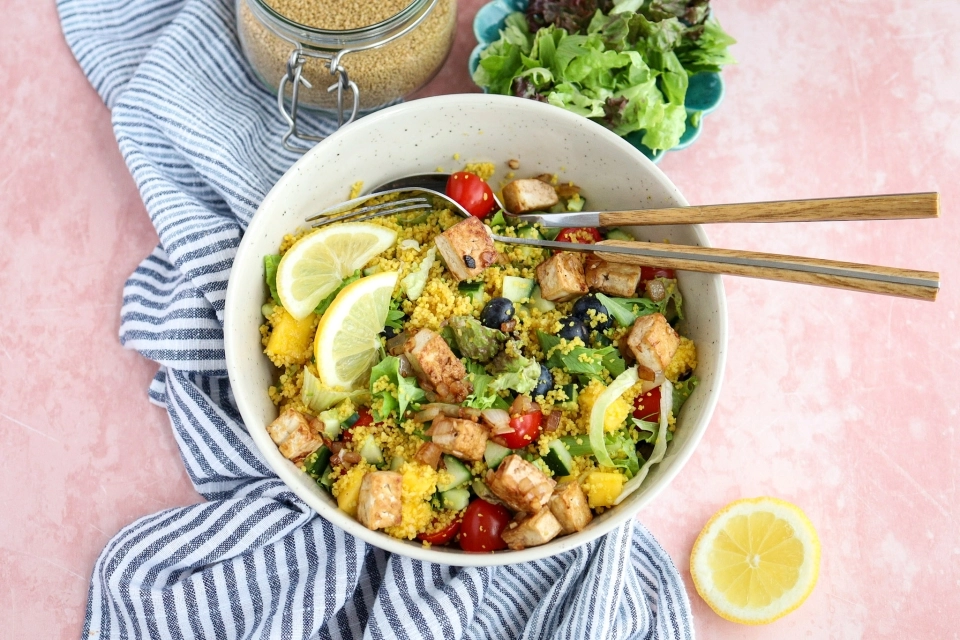 Couscoussalade met tofu, mango & blauwe bessen