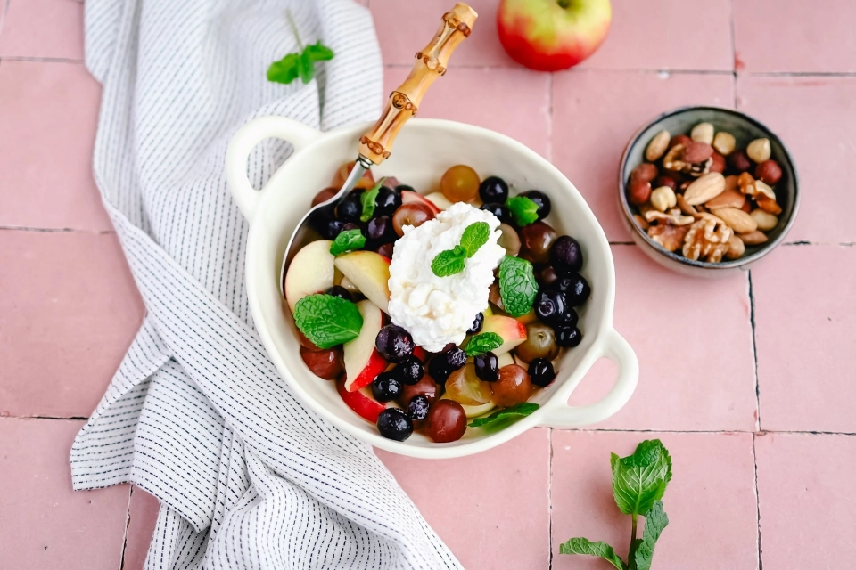 Fruitsalade met cottage cheese, honing & noten
