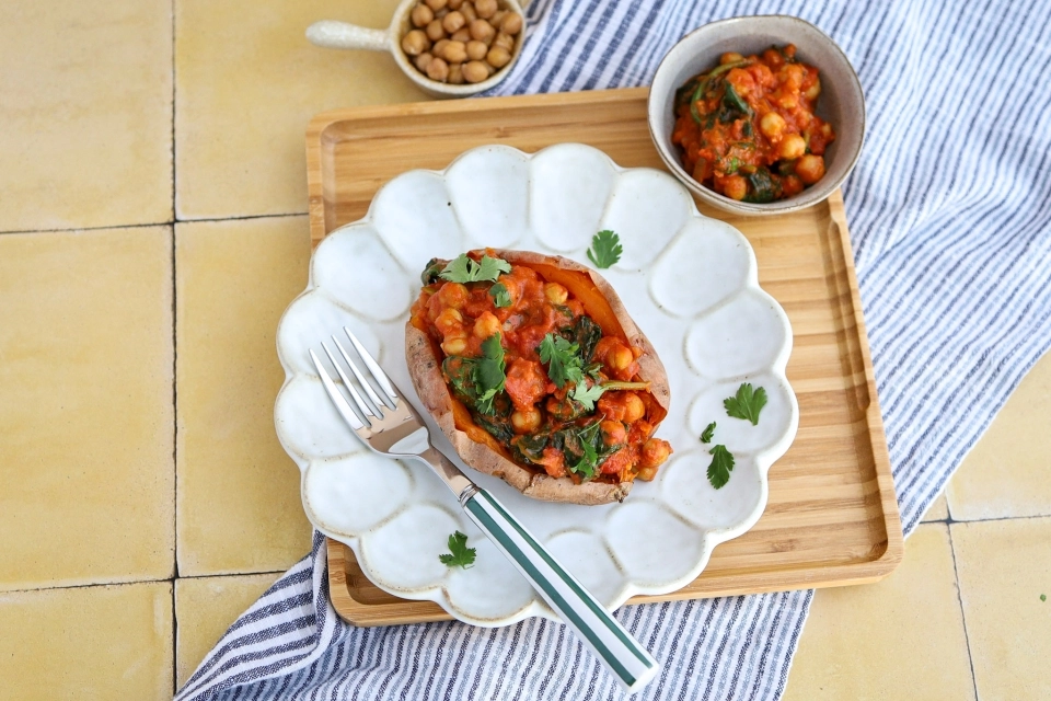 Gepofte zoete aardappel met kikkererwtencurry