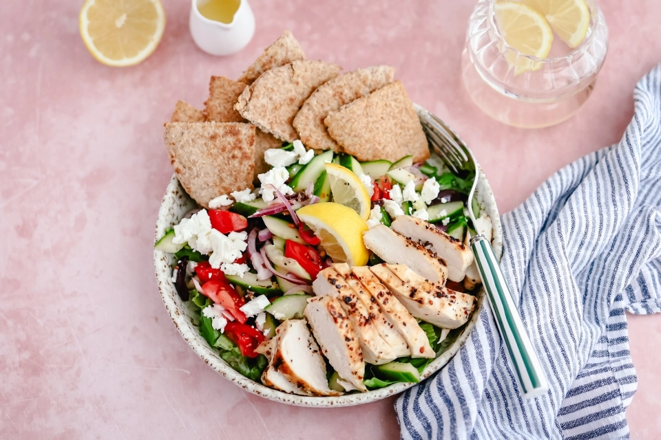 Griekse salade met kip & pitabrood