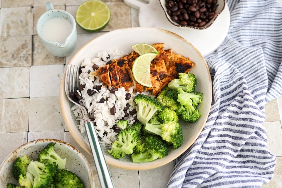 Jamaicaanse kip met rijst, zwarte bonen & broccoli