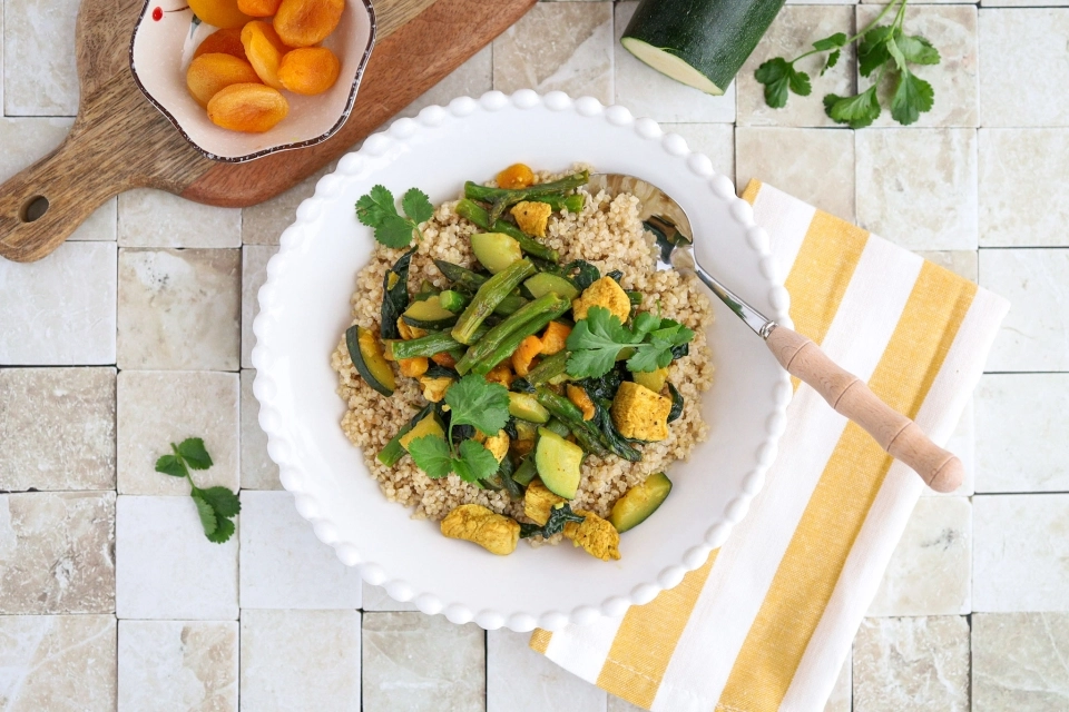 Kip kerrie met sperziebonen & quinoa