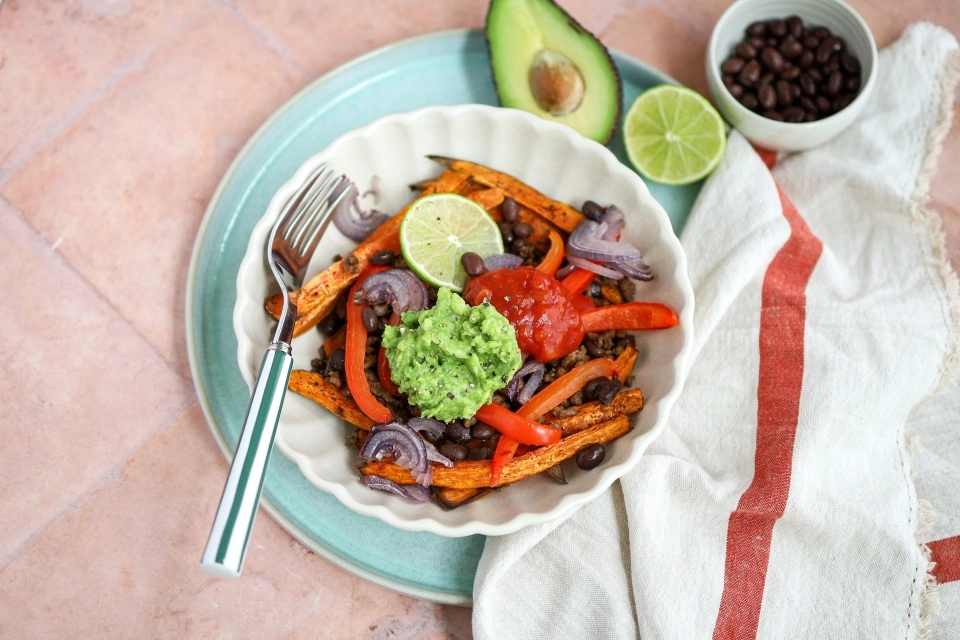 Loaded zoete aardappel friet met gehakt & guacamole
