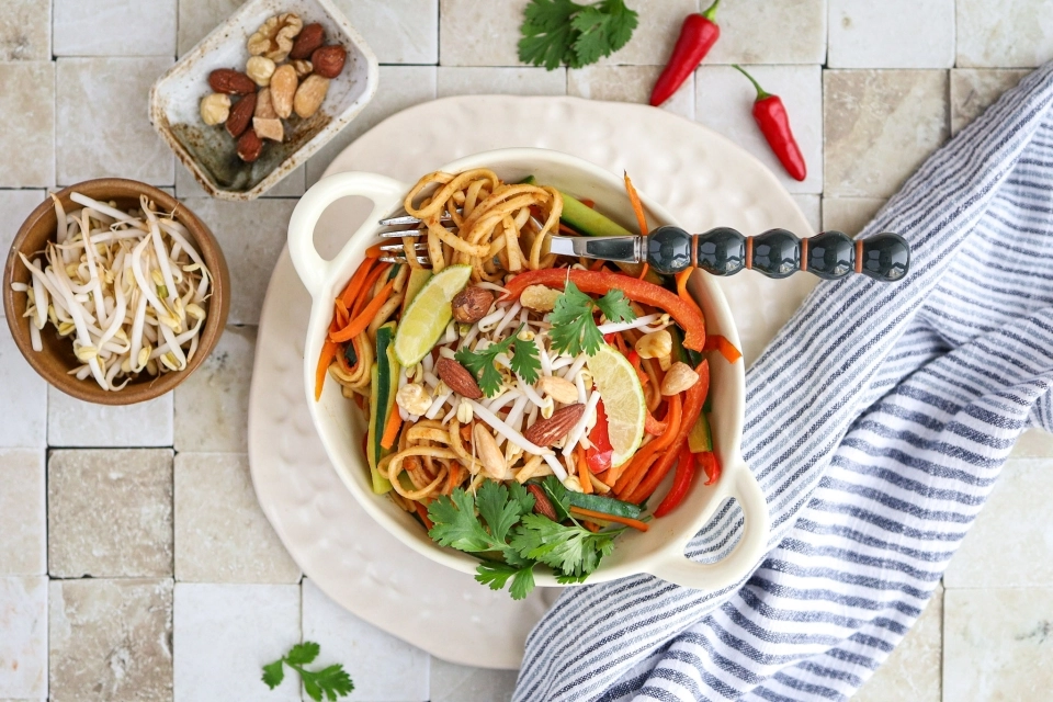 Noedels met paprika, wortel & komkommer