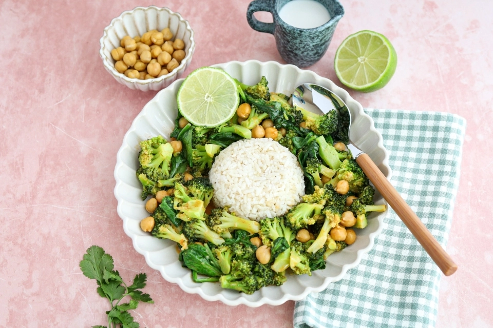 Thaise kokoscurry met broccoli & kikkererwten